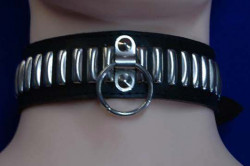 Чёрный подшитый ошейник с кольцом и металлической фурнитурой Чёрный подшитый ошейник с кольцом и металлической фурнитурой