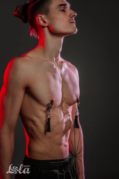 Зажимы на соски Sweet Escape с кожаными кисточками Зажимы на соски Sweet Escape с кожаными кисточками