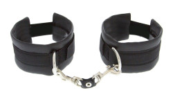 Чёрные полиуретановые наручники Luxurious Handcuffs Чёрные полиуретановые наручники Luxurious Handcuffs