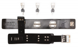 Фиксация БДСМ: наручники, пристёгнутые к ошейнику Фиксация БДСМ: наручники, пристёгнутые к ошейнику