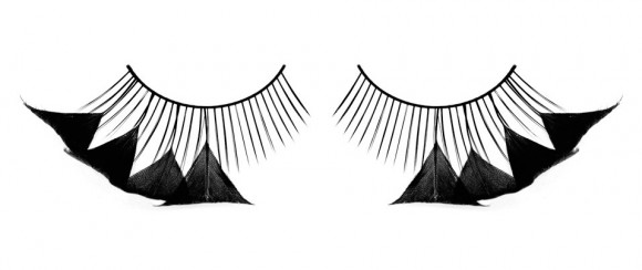 Черные ресницы с перьями у внешнего края