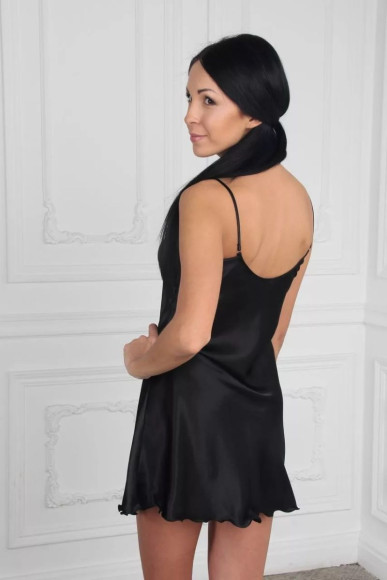 Короткая шелковистая сорочка на тонких бретелях Короткая шелковистая сорочка на тонких бретелях