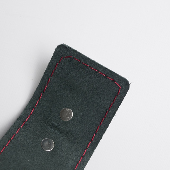 Черные кожаные наручники с красной строчкой