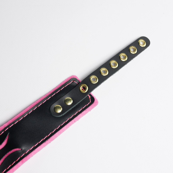 Черно-розовый ошейник с золотистой фурнитурой