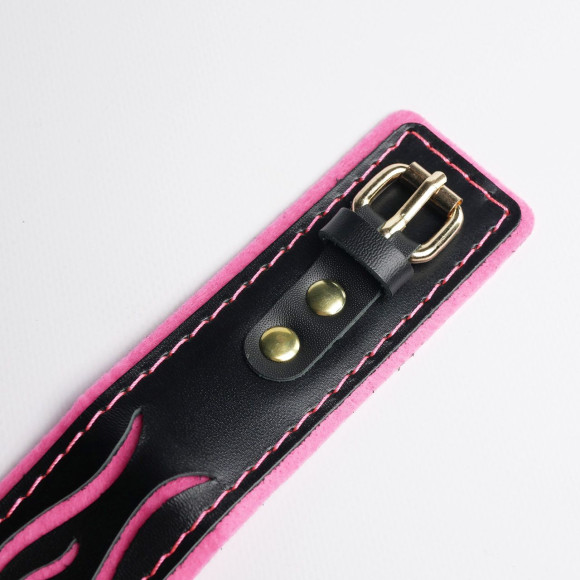 Черно-розовый ошейник с золотистой фурнитурой