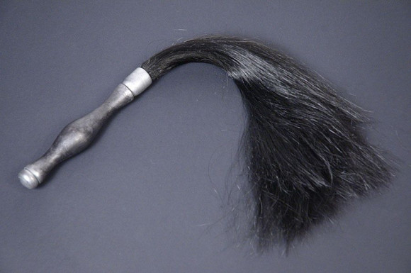 Чёрный флогер с искусственным волосом Нео смугляночка - 65 см. Чёрный флогер с искусственным волосом Нео смугляночка - 65 см.