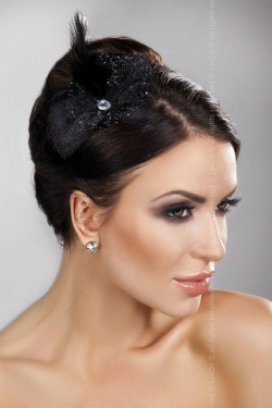 Блестящая чёрная шляпка с пером Блестящая чёрная шляпка с пером