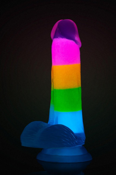 Яркий люминесцентный фаллоимитатор Rainbow Rave - 16,5 см. Яркий люминесцентный фаллоимитатор Rainbow Rave - 16,5 см.