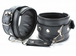 Черные оковы из гладкой кожи Черные оковы из гладкой кожи