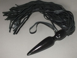 Чёрный кожаный флоггер с ручкой-конусом Чёрный кожаный флоггер с ручкой-конусом