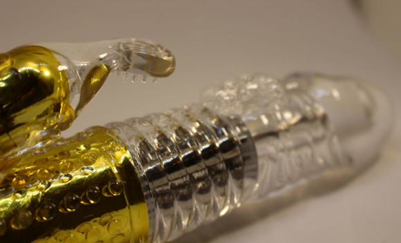 Золотистый вибратор с 24 видами вибрации и ротации - 21 см. Золотистый вибратор с 24 видами вибрации и ротации - 21 см.