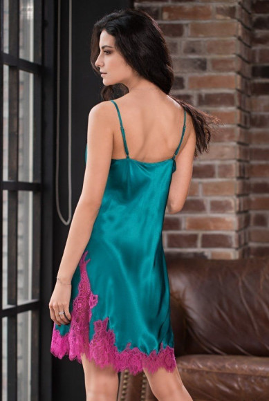 Сорочка Bella с красивой кружевной отделкой Сорочка Bella с красивой кружевной отделкой