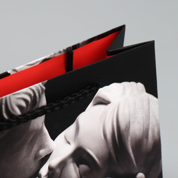 Маленький бумажный подарочный пакет LOVE - 15 х 12 см. Маленький бумажный подарочный пакет LOVE - 15 х 12 см.