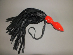 Флогер с красной деревянной ручкой Флогер с красной деревянной ручкой