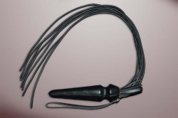 Чёрная плётка Семихвостка - 85 см. Чёрная плётка Семихвостка - 85 см.