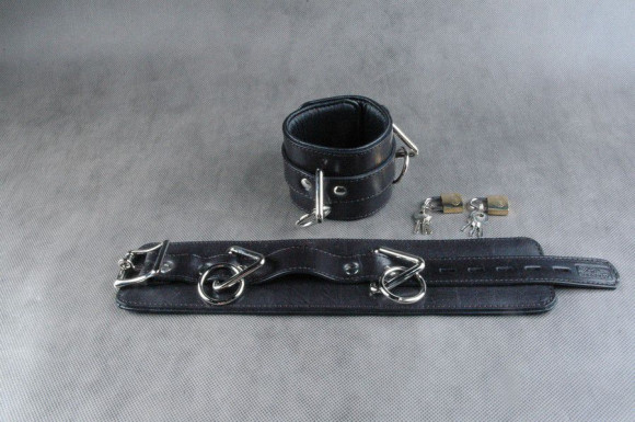 Чёрные кожаные подвёрнутые наручники Чёрные кожаные подвёрнутые наручники
