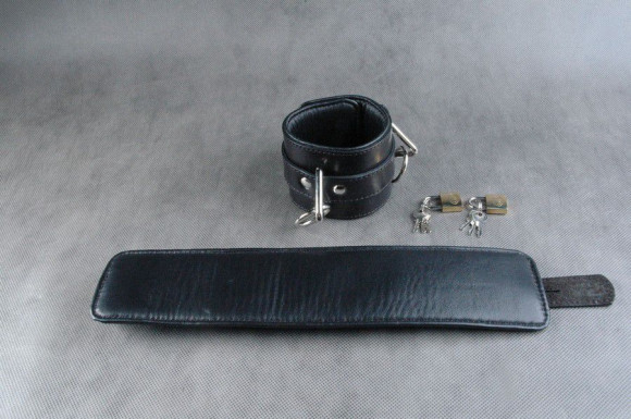 Чёрные кожаные подвёрнутые наручники Чёрные кожаные подвёрнутые наручники