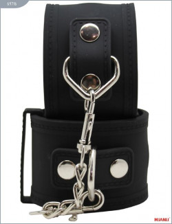 Чёрные силиконовые наручники с фиксацией Чёрные силиконовые наручники с фиксацией