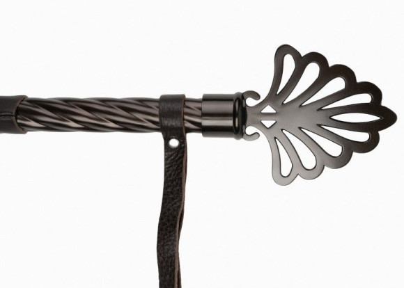 Коричневая плеть-флогер с витой ручкой в виде короны - 62 см.