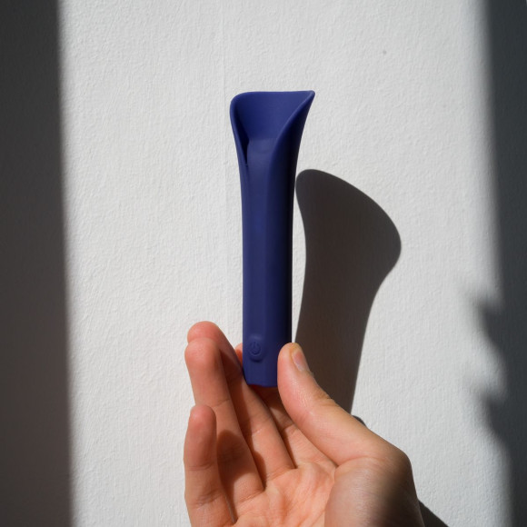 Синий мини-вибромассажёр Caress