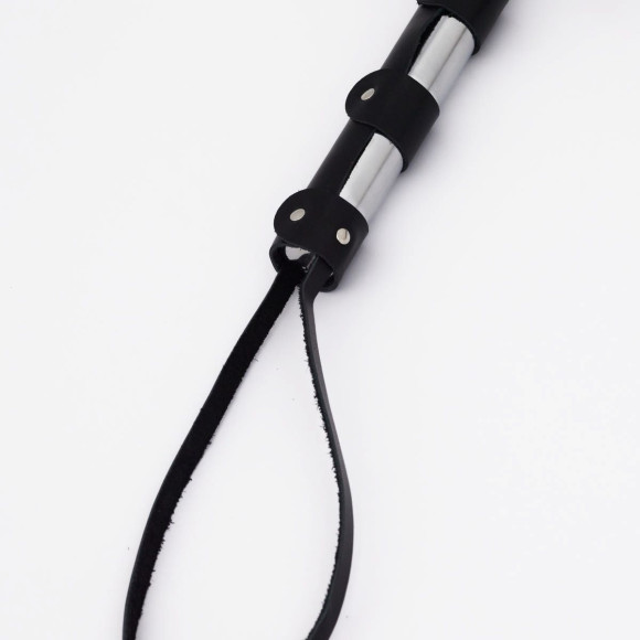 Черный кожаный флоггер со стальной ручкой - 45 см. Черный кожаный флоггер со стальной ручкой - 45 см.