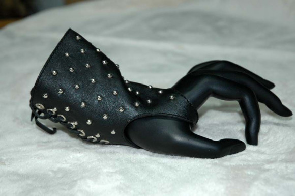 Чёрная проклёпанная защита для запястья