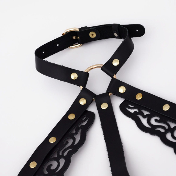 Черная кожаная портупея с резными элементами