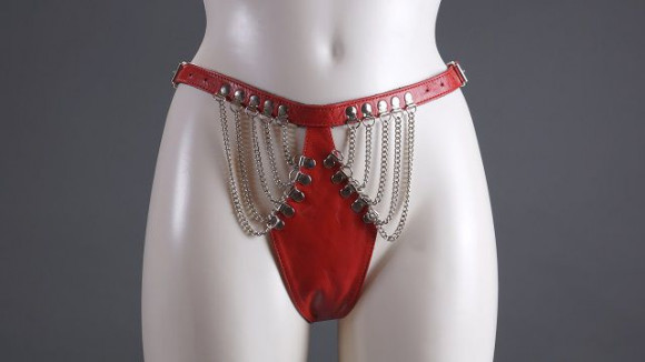 Красные женские трусы с цепочками Красные женские трусы с цепочками