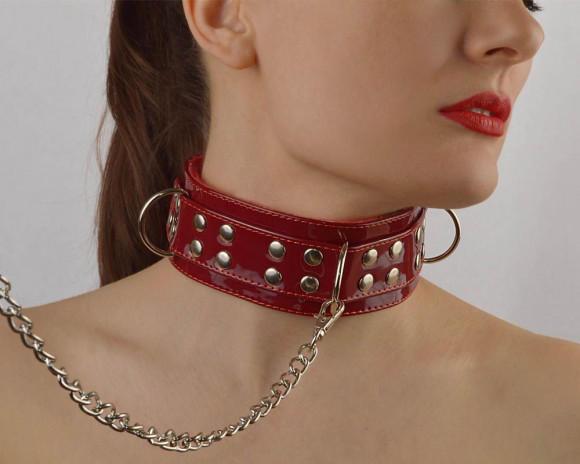 Бордовый лаковый ошейник с меховой подкладкой Бордовый лаковый ошейник с меховой подкладкой