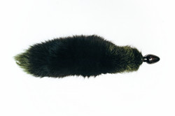 Анальная пробка чёрного цвета с зеленым лисьим хвостом Анальная пробка чёрного цвета с зеленым лисьим хвостом