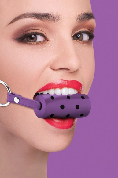 Фиолетовый резиновый кляп-цилиндр Cylinder на кожаных ремешках Фиолетовый резиновый кляп-цилиндр Cylinder на кожаных ремешках