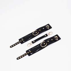 Черные кожаные оковы с золотистой фурнитурой