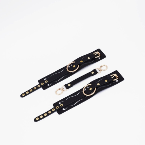 Черные кожаные оковы с золотистой фурнитурой