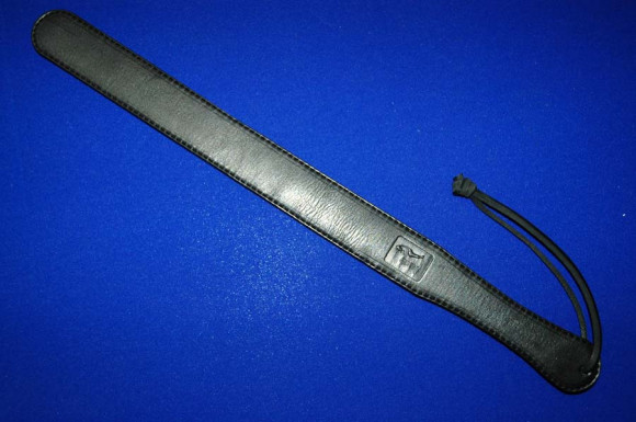 Узкая шлёпалка с ручкой-петлёй - 50 см. Узкая шлёпалка с ручкой-петлёй - 50 см.