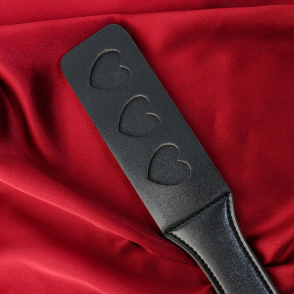Черная кожаная шлепалка Сердечки - 32 см. Черная кожаная шлепалка Сердечки - 32 см.