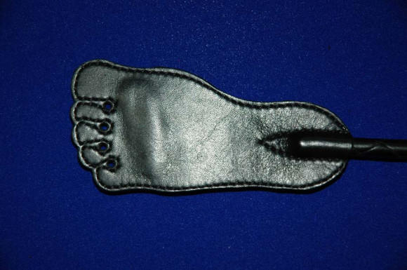 Чёрный стек с наконечником-ступней - 55 см. Чёрный стек с наконечником-ступней - 55 см.