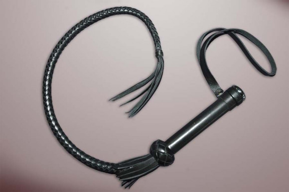 Чёрная кожаная плеть Стёгалка-погонялка! - 65 см. Чёрная кожаная плеть Стёгалка-погонялка! - 65 см.